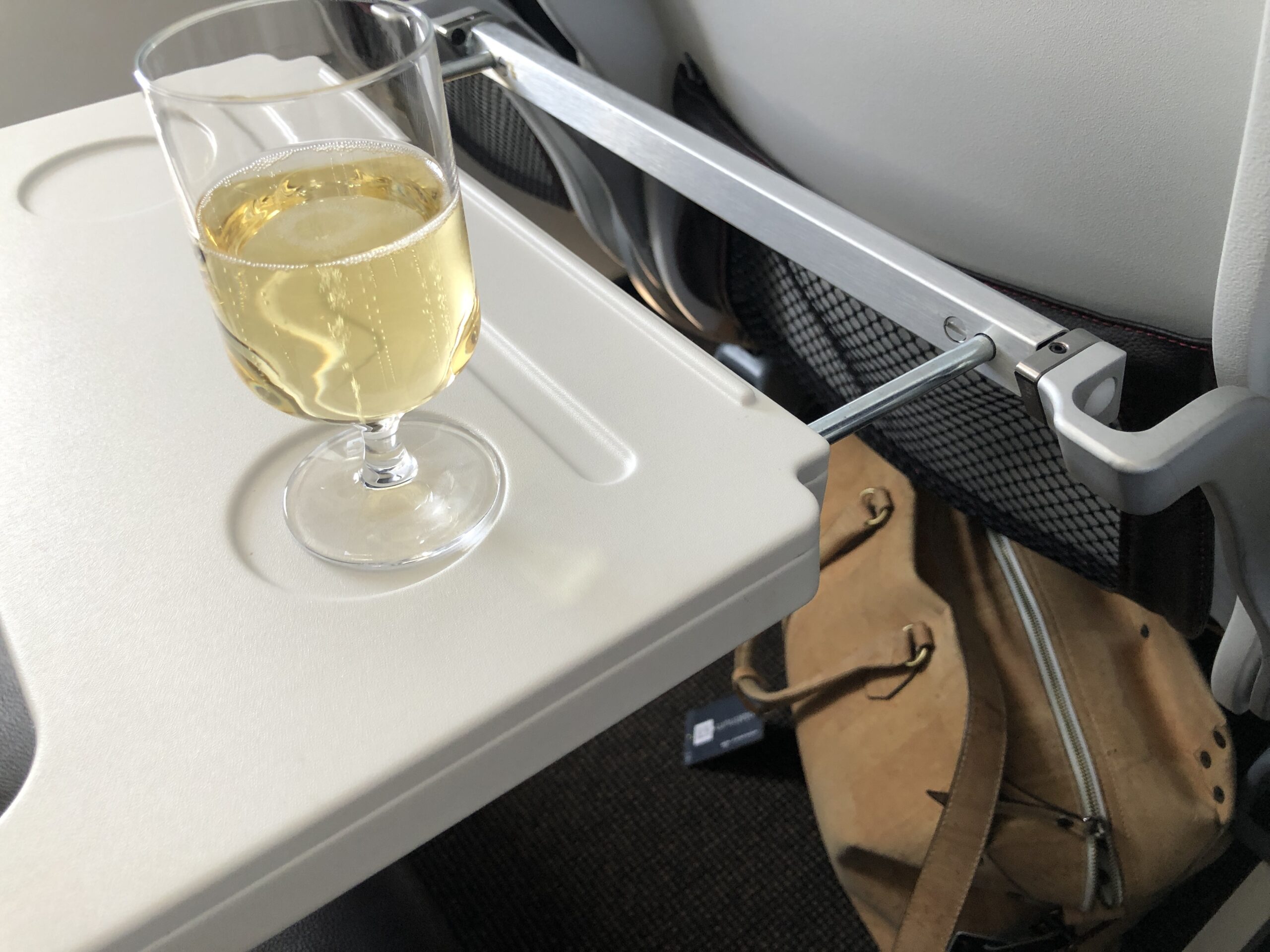 機内でのシャンパンとEn Liègeコルクバッグ